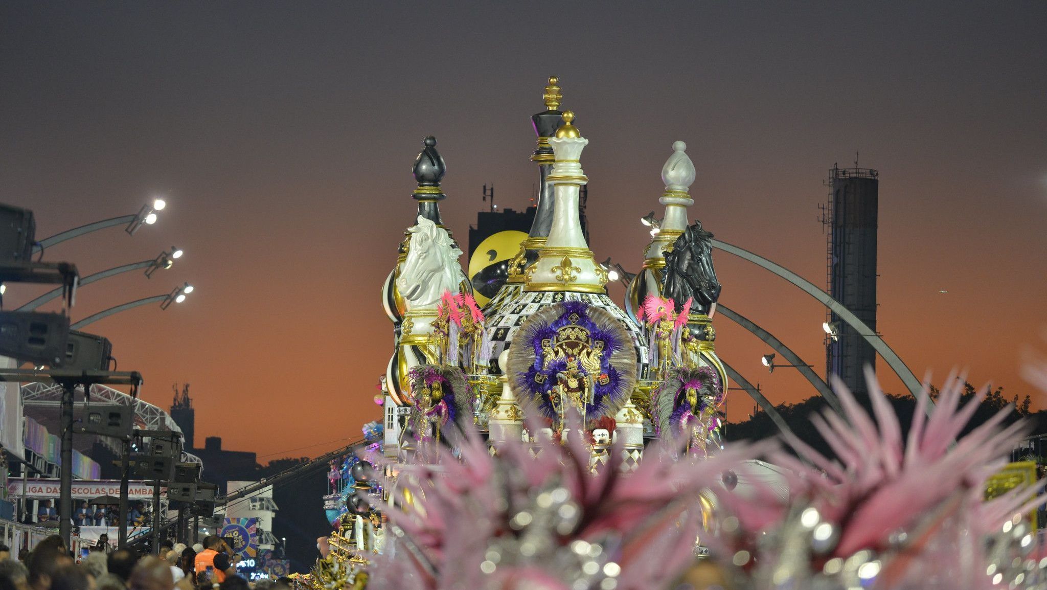 Carro da Rosas de Ouro no Desfile do grupo especial em 2025