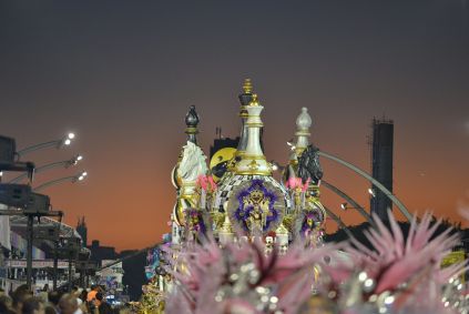 Carro da Rosas de Ouro no Desfile do grupo especial em 2025