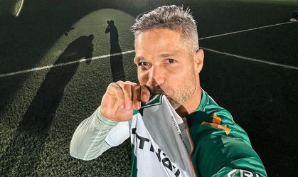 Diego Ribas se emociona em amistoso de despedida do Werder Bremen; veja