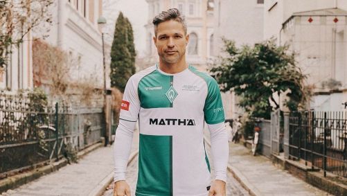 Diego Ribas vestindo a camisa do Werder Bremen feita em sua homenagem