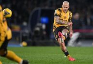 Napoli empata no fim e evita planos da Inter na Serie A