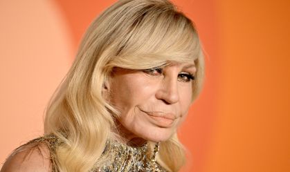 Donatella deixa direção criativa da Versace e é substituída por ex-Miu Miu