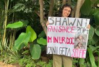 Fã que já esteve em documentário de Shawn Mendes tenta selfie com o cantor