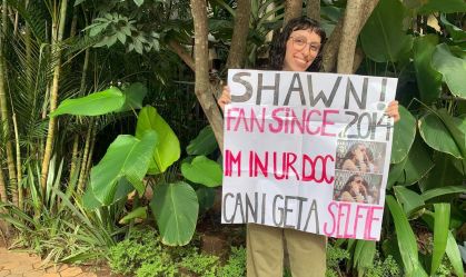Fã que já esteve em documentário de Shawn Mendes tenta selfie com o cantor