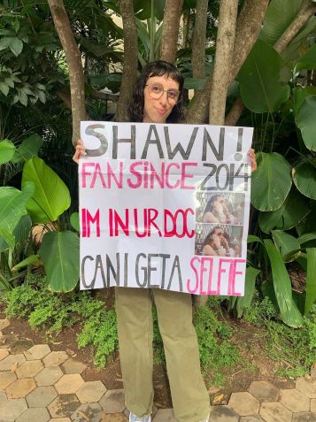 Dora apareceu no trecho de um dos documentários do cantor Shawn Mendes • CNN/Caroline Ferreira
