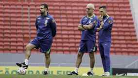Dorival Júnior e sua comissão em treino da Seleção Brasileira