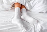 Dormir de meias pode ajudar a melhorar qualidade do sono; entenda