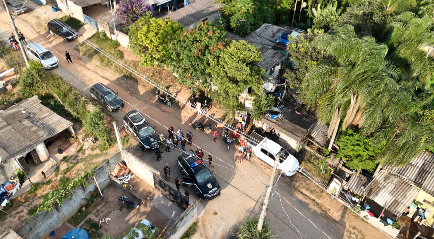 Policiais prendem suspeito de envolvimento na morte de Vitória • Cedidas/@cajamardocaos