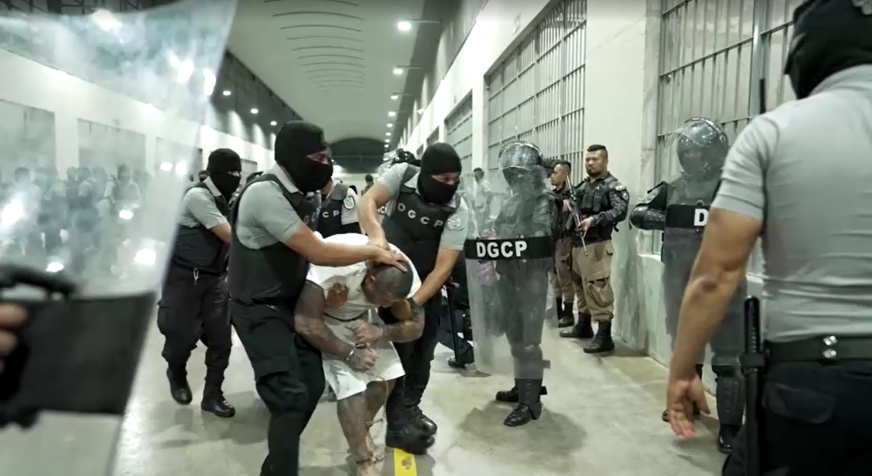 Supostos integrantes da gangue Tren de Aragua, da Venezuela, que foram deportados pelos Estados Unidos chegam a El Salvador • Governo de El Salvador