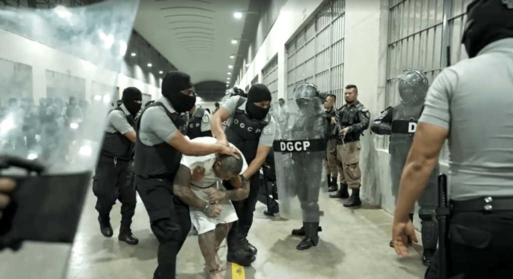 Supostos integrantes da gangue Tren de Aragua, da Venezuela, que foram deportados pelos Estados Unidos chegam a El Salvador