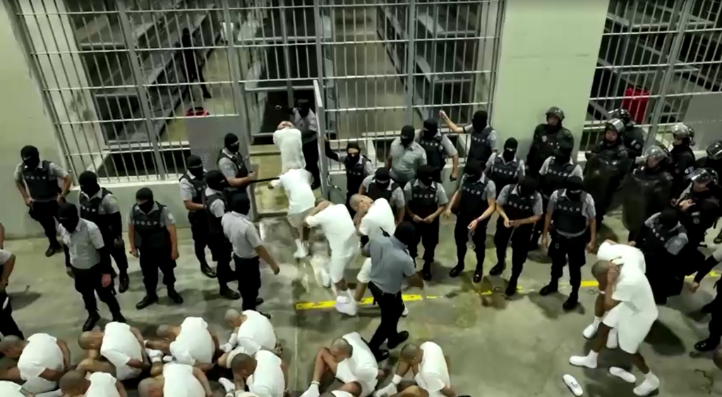 Supostos integrantes da gangue Tren de Aragua, da Venezuela, que foram deportados pelos Estados Unidos chegam a El Salvador