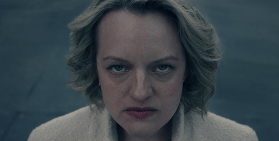 Elisabeth Moss como June em "The Handmaid's Tale"