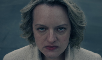Elisabeth Moss como June em "The Handmaid's Tale"
