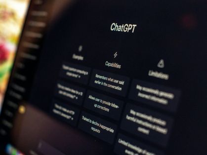 A fotografia apresenta a tela inicial do ChatGPT, da startup OpenAI.