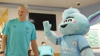 Erling Haaland e a mascote do clube, Moonbeam