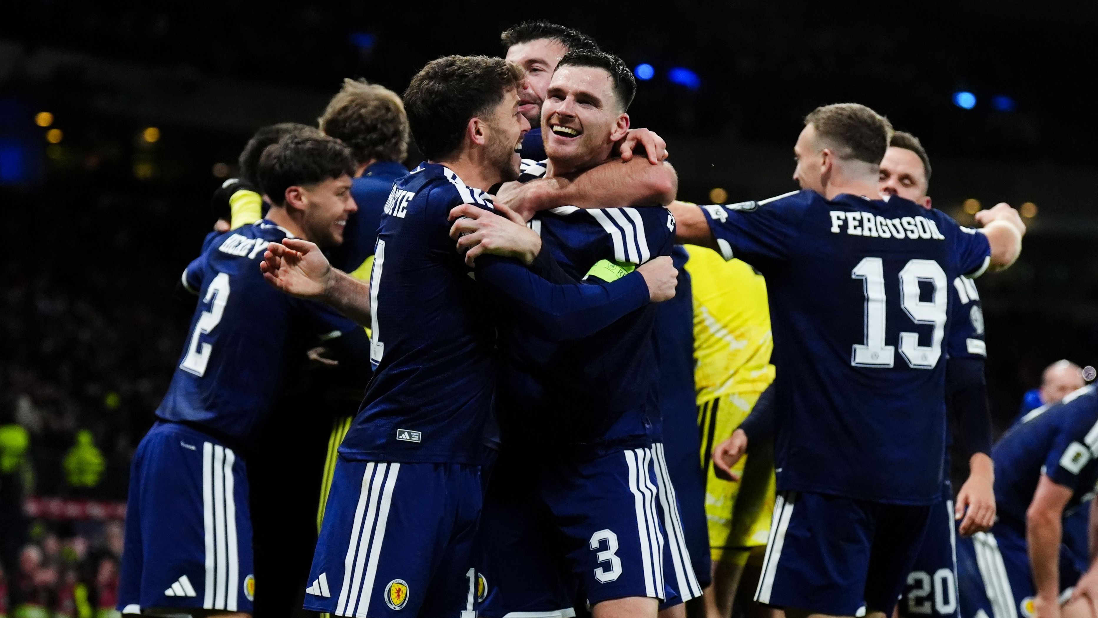 Jogadores da Escócia celebrando a classificação para a Copa do Mundo de 2026