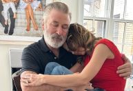 Esposa de Alec Baldwin diz que temia pela vida durante julgamento de "Rust"