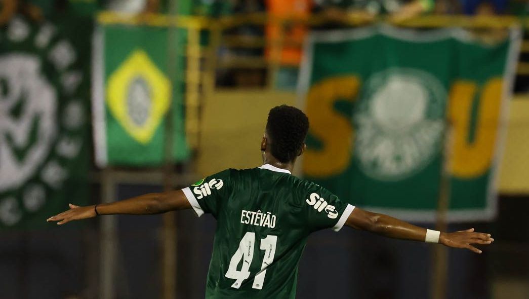 Estevão comemora um dos gols do Palmeiras contra o São Bernardo