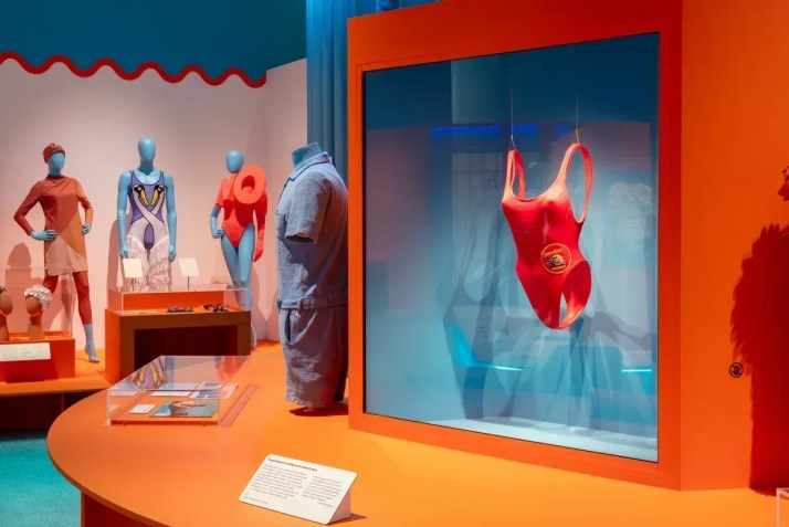 O traje de banho personalizado original "Baywatch" está agora na exposição "Splash! A Century of Swimming and Style" no The Design Museum em Londres • Lucas Hayes