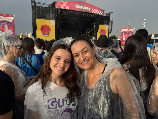 Fabiana e a filha Malu também marcaram presença no Lolla para acompanhar o show de Olivia Rodrigo • Nicoly Bastos/CNN