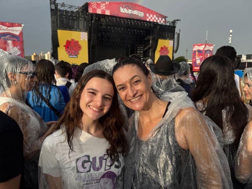 Fabiana e a filha Malu também marcaram presença no Lolla para acompanhar o show de Olivia Rodrigo • Nicoly Bastos/CNN