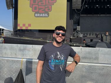 Biólogo Fabrício Magalhães à espera de Alanis Morissette na grade do Lollapalooza