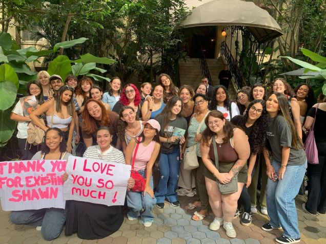 Fãs se reúnem em porta de hotel para tentar ver Shawn Mendes após o Lollapalooza 2025 • CNN/Caroline Ferreira