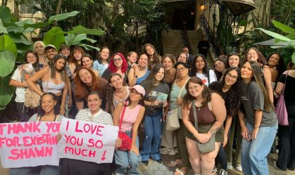 Após Lolla, fãs ficam na frente de hotel na expectativa de ver Shawn Mendes