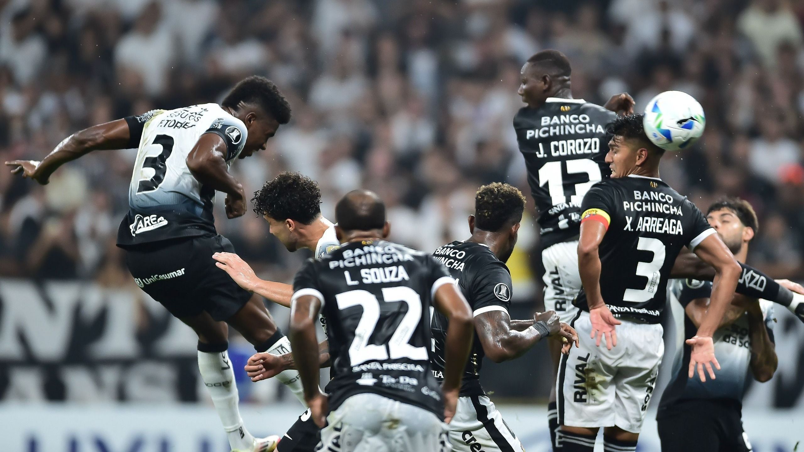 Félix Torres cabeceia para abrir o placar para o Corinthians sobre o Barcelona-EQU