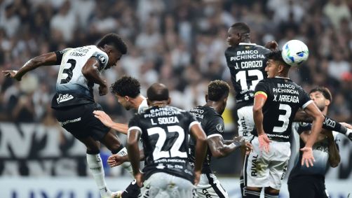 Félix Torres cabeceia para abrir o placar para o Corinthians sobre o Barcelona-EQU