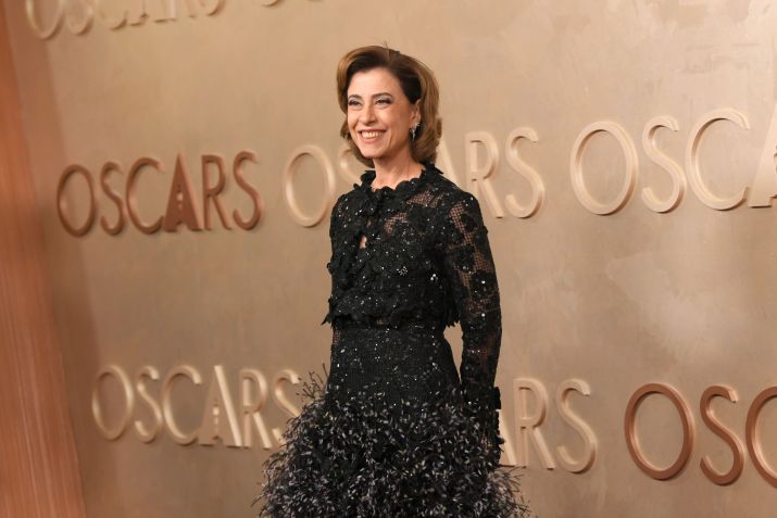 Fernanda Torres no tapete vermelho do Oscar • Chelsea Guglielmino/FilmMagic