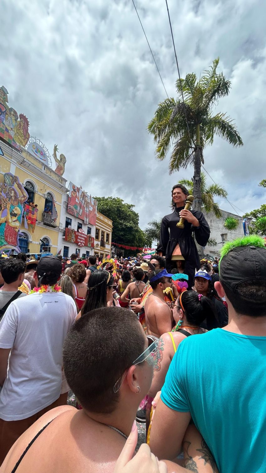 Fernanda Torres ganhou boneco de Olinda gigante em Pernambuco • Marília Banholzer/ Prefeitura de Olinda