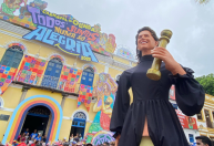 Fernanda Torres com Globo de Ouro ganha boneco gigante de Olinda; veja