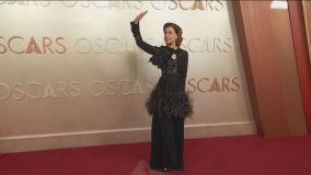 Fernanda Torres chega ao tapete vermelho do Oscar