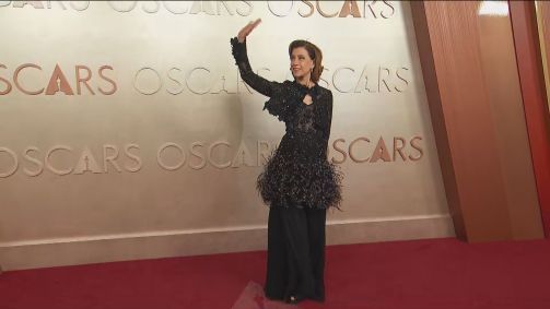 Fernanda Torres chega ao tapete vermelho do Oscar