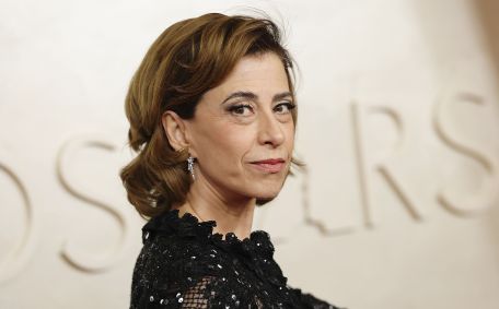 Fernanda Torres posa no tapete vermelho do Oscar