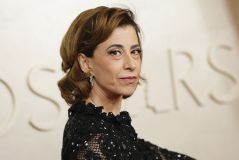 Fernanda Torres posa no tapete vermelho do Oscar