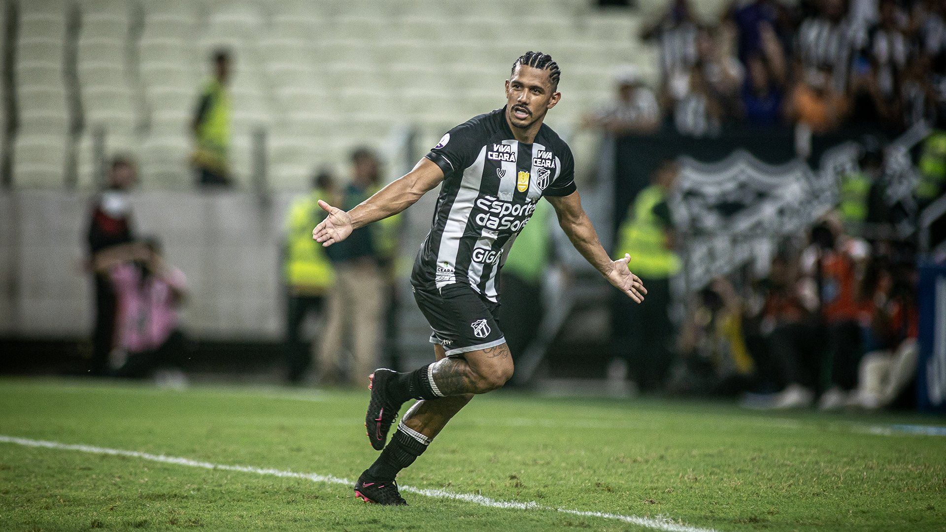 Fernando Sobral comemora o gol da vitória do Ceará sobre o Fortaleza