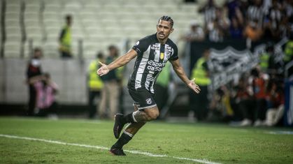 Fernando Sobral comemora o gol da vitória do Ceará sobre o Fortaleza