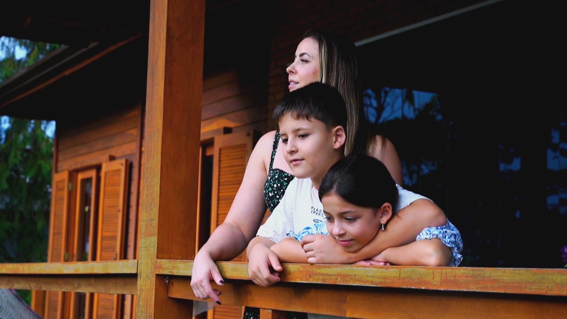 Empresária Bruna Pereira com os filhos. • CNN