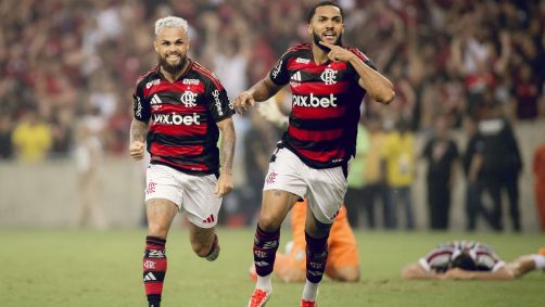 Michael e Juninho comemoram gol do Flamengo sobre o Fluminense; lance acabou sendo anulado