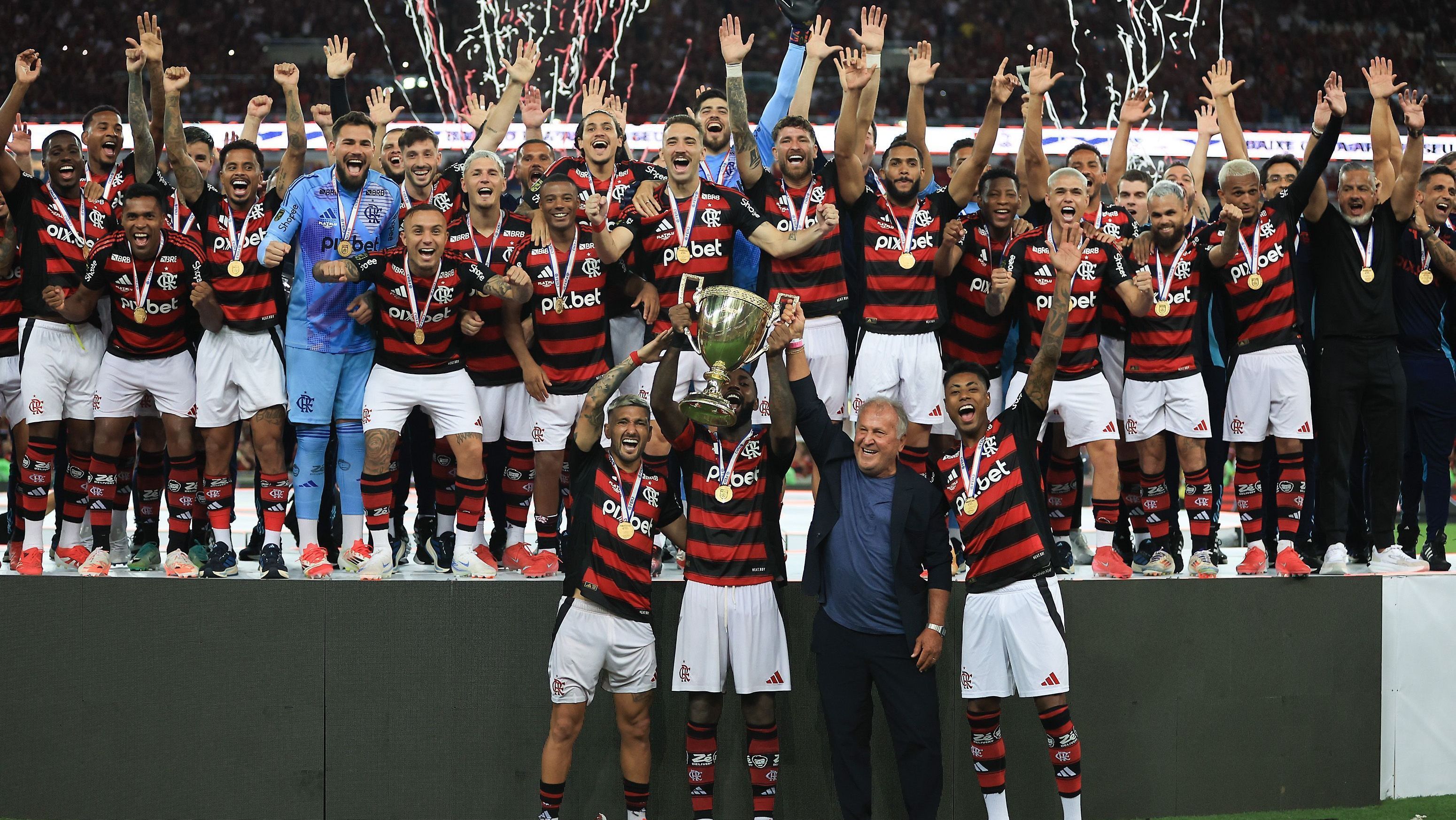 Acompanhados por Zico, De Arrascaeta, Gerson e Bruno Henrique levantam a taça de campeão carioca do Flamengo