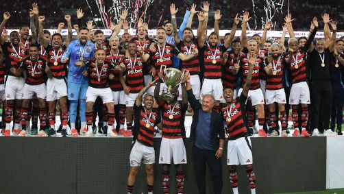 Acompanhados por Zico, De Arrascaeta, Gerson e Bruno Henrique levantam a taça de campeão carioca do Flamengo