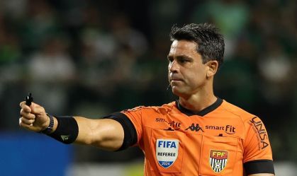 Vasco pede "afastamento imediato" de árbitro que expulsou goleiro por cera