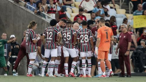 Jogadores do Fluminense na parada técnica contra o Flamengo