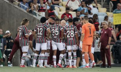 Jogadores do Fluminense na parada técnica contra o Flamengo