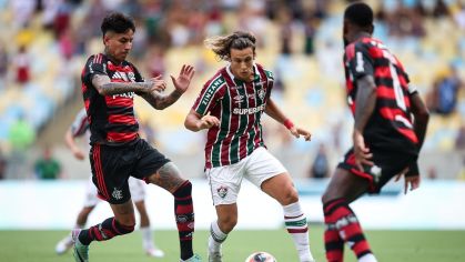 Canobbio, do Fluminense, disputa a bola com Pulgar e Gerson, do Flamengo