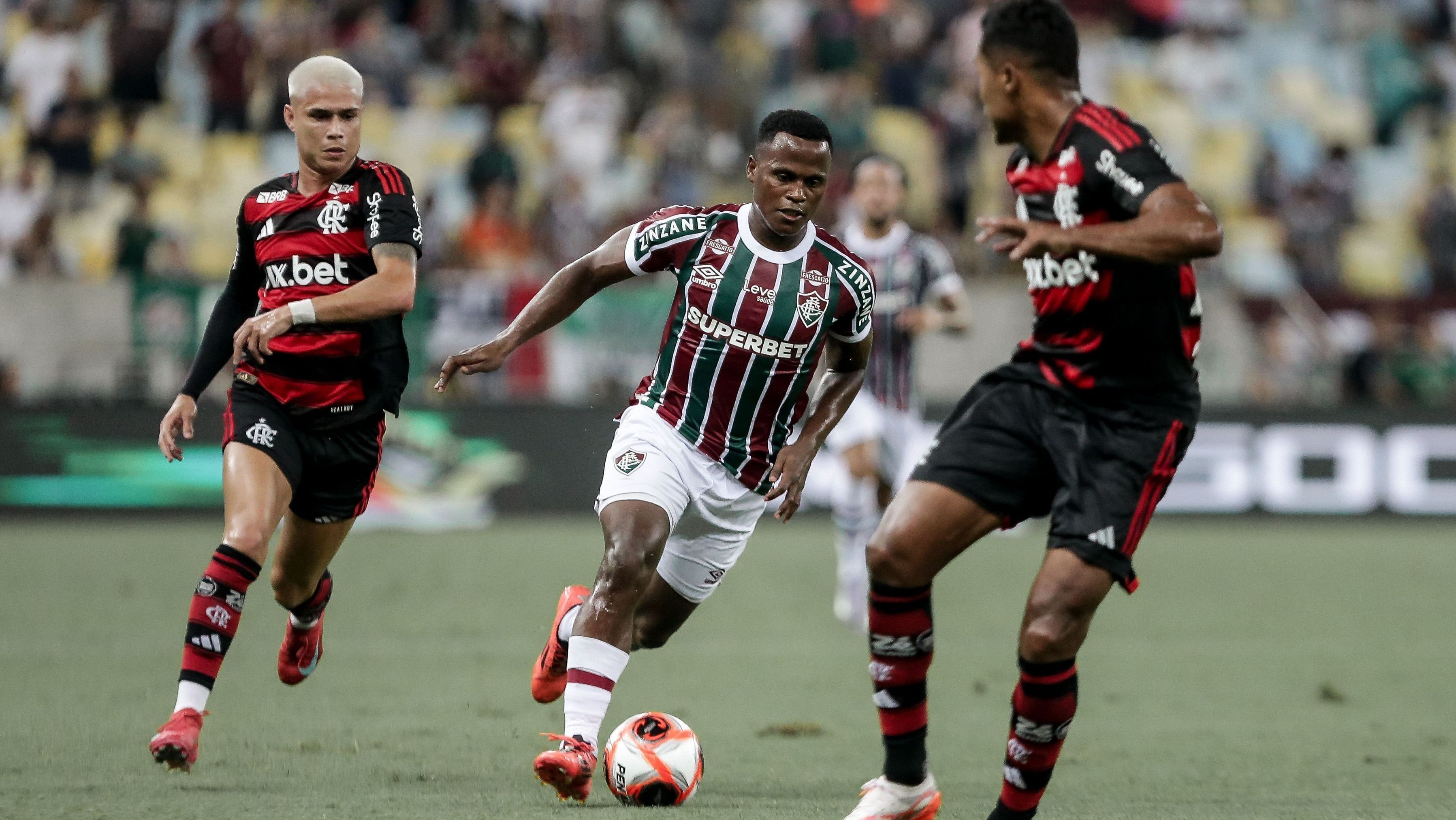 Lance de Fluminense x Flamengo pelo jogo de ida do Campeonato Carioca