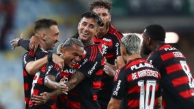 Wesley comemora gol com elenco do Flamengo
