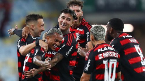 Wesley comemora gol com elenco do Flamengo